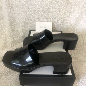 Plastique logo-embossed rubber mules